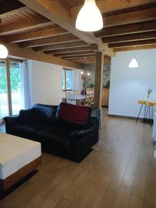 a living room with a black couch and a table at Casa con encanto in Arredondo