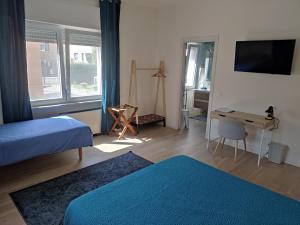 a room with a bedroom with a desk and a bed at Casa di Lucio in Lodi