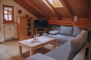 a living room with a couch and a table at Ferienwohnung Alpenwelt in Mittenwald