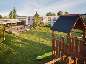 ein Spielplatz mit einem Pavillon und einem Gebäude in der Unterkunft Mercure Cieszyn in Cieszyn