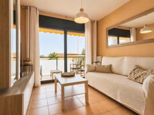 a living room with a couch and a table at Apartamento L'Eucaliptus, Delta del Ebro in Amposta