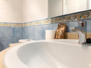 a bathroom with a white sink and a mirror at Apartamento L'Eucaliptus, Delta del Ebro in Amposta +36 photos