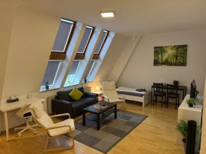a living room with a couch and a table at CityApartment Platinum-Zentrum mit Parkplatz in Bielefeld