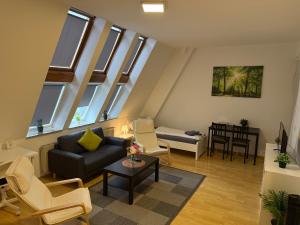 a living room with a couch and a table at CityApartment Platinum-Zentrum mit Parkplatz in Bielefeld