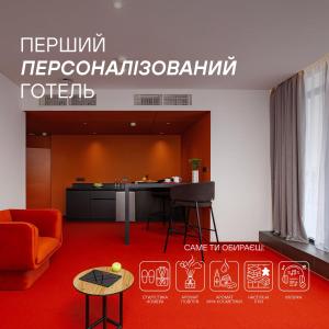 ein Wohnzimmer mit einem orangefarbenen Sofa und einem Tisch in der Unterkunft LEV Lifestyle Hotel - Maestro in Lwiw