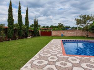 a garden with a swimming pool in a yard at Finca fercho rozo in Rozo