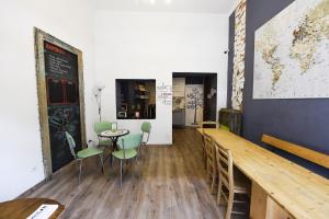 Bamboo Eco Hostel في تورينو: غرفة طعام مع طاولة وكراسي ومكتب