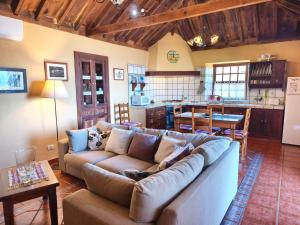 a living room with a couch and a kitchen at Los Hondos in Garafía