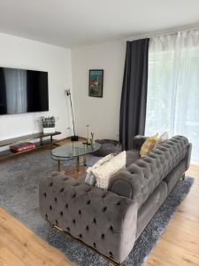 a living room with a couch and a television at Hansehaus Lübeck - Stadtnest in Lübeck