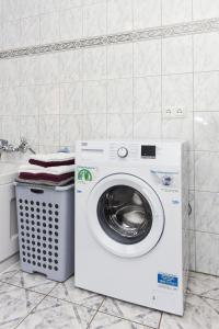 a washing machine in a bathroom with a laundry basket at Ferienwohnung im Haus Katja in Dunum