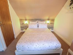 a small bedroom with a white bed in a room at 4 Eve Street in Louth
