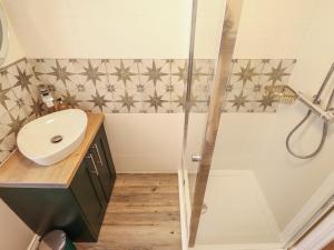 a bathroom with a sink and a shower at 4 Eve Street in Louth +24 photos