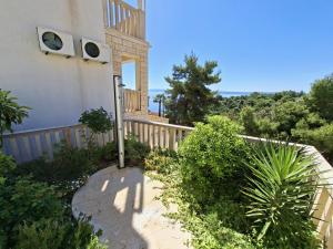 a house with a balcony and a walkway at Sea View Apartments in Selca