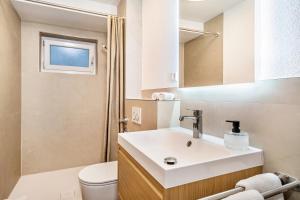 a bathroom with a sink and a toilet at Ferienwohnung am Bächler in Hagnau +37 photos