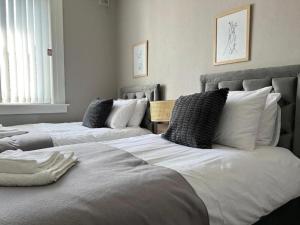 two beds in a room with two at 3 Bedroom Flat - Sleeps 6 - Free Parking in Kirkcaldy
