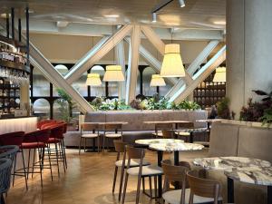 ein Restaurant mit Tischen, Stühlen und Decken in der Unterkunft Monument Hotel in Barcelona