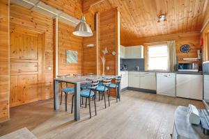 a kitchen with a table and chairs in a room at Fins Chalet op vakantiepark in Gramsbergen