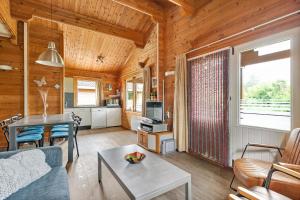 a living room with a couch and a table at Fins Chalet op vakantiepark in Gramsbergen