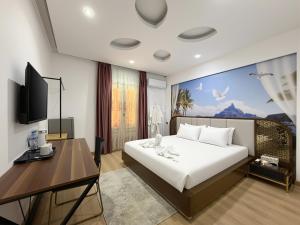 a hotel room with a bed and a desk at JubingeHotel 聚滨阁华人酒店 in Cairo