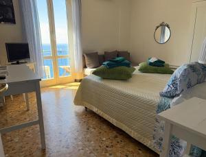 a bedroom with a bed and a desk and a window at Appartamento giumin in Corniglia