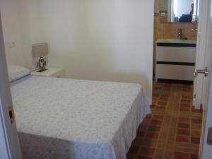 エル・プエルト・デ・サンタマリアにあるApartamento Caballo Sherryの小さなベッドルーム(ベッド1台、バスルーム付)