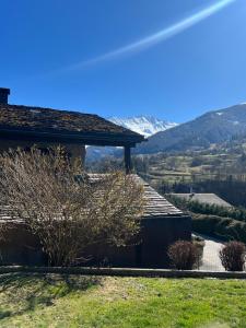a house with a view of the mountains at Villa Fleurettes STUDIO in Le Châble