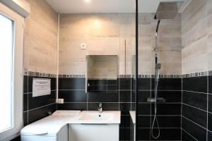 a bathroom with a sink and a shower at Gîte Maison de pêcheur in Le Crotoy +18 photos