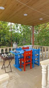 a blue table and chairs on a patio at Mountain Hearth in Vǝndam