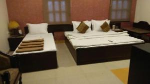 Hotel Abhinandan客房内的一张或多张床位