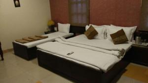 Hotel Abhinandan客房内的一张或多张床位