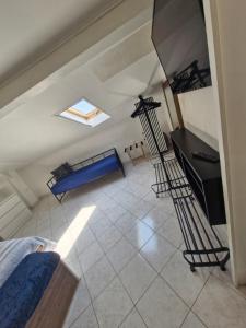 ein Wohnzimmer mit Sofa und Fernseher in der Unterkunft Ca dell'acciuga in Cervo