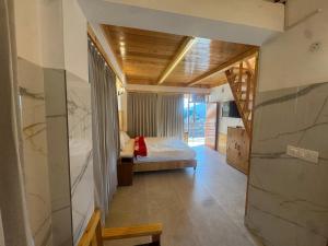 a bedroom with a bed in a room at The Snow Rock in Palchān +2 photos