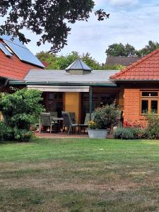 a house with a patio with a table and chairs at Ferienwohnung Am Spröckel in Bleckede