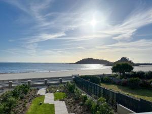 a view of the beach from a balcony at Coasteres T2 in Trébeurden