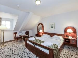 a hotel room with a bed and a table and chairs at Mercure Grand Hotel Biedermeier Wien in Vienna +170 photos