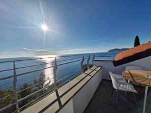 ein Balkon mit Tisch und Meerblick in der Unterkunft Ca dell'acciuga in Cervo