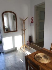 a room with a table and a mirror and a table sidx sidx sidx at Casita la 'Dore in Cariño