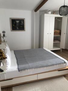 a bedroom with a bed with a white cabinet at Casita la 'Dore in Cariño