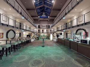 ein großer Raum mit einem Friseursalon und grünem Teppich in der Unterkunft Mercure Tagungs- & Landhotel Krefeld in Krefeld