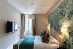 a hotel room with a bed and a tv at Cappuccina Country Resort in San Gimignano