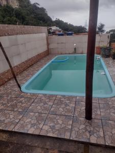 a swimming pool in the middle of a patio at Chalé de família in Mangaratiba