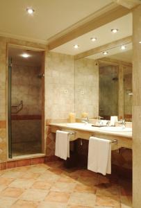 a bathroom with a large sink and a shower at Hotel Maher in Cintruénigo