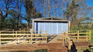 a wooden ramp leading up to a smallshed at Camping La Ferme du Guéric in Riec-sur-Bélon