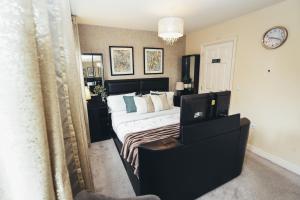 a bedroom with a bed and a tv in it at 4-Bedroom Family Home in Mickleover - Private Driveway - Spacious Garden in Derby