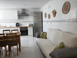 a living room with a couch and a table and a kitchen at La Cantora in Sagunto