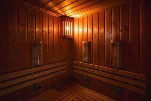 ein dunkler Raum mit Holzwänden und Bänken in einer Sauna in der Unterkunft Focus Hotel Łódź in Łódź