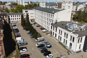 eine Luftaufnahme eines Parkplatzes in einer Stadt in der Unterkunft Focus Hotel Łódź in Łódź