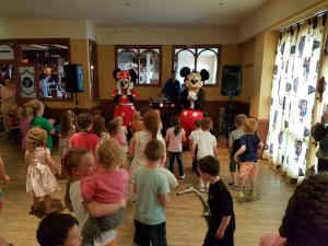 un groupe d'enfants debout dans une pièce avec des mascottes dans l'établissement White Sands Hotel, à Ballyheigue