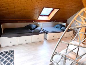a room with two beds and a ladder at Ferienwohnung am Soonwald in Ellern