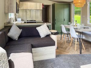 a living room with a couch and a kitchen at Forest Sherman - Uk50089 in Durham